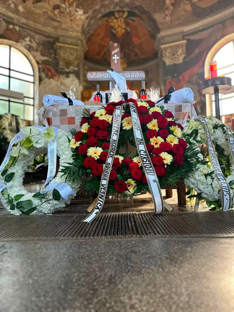 Coroana funerara si aranjament floral