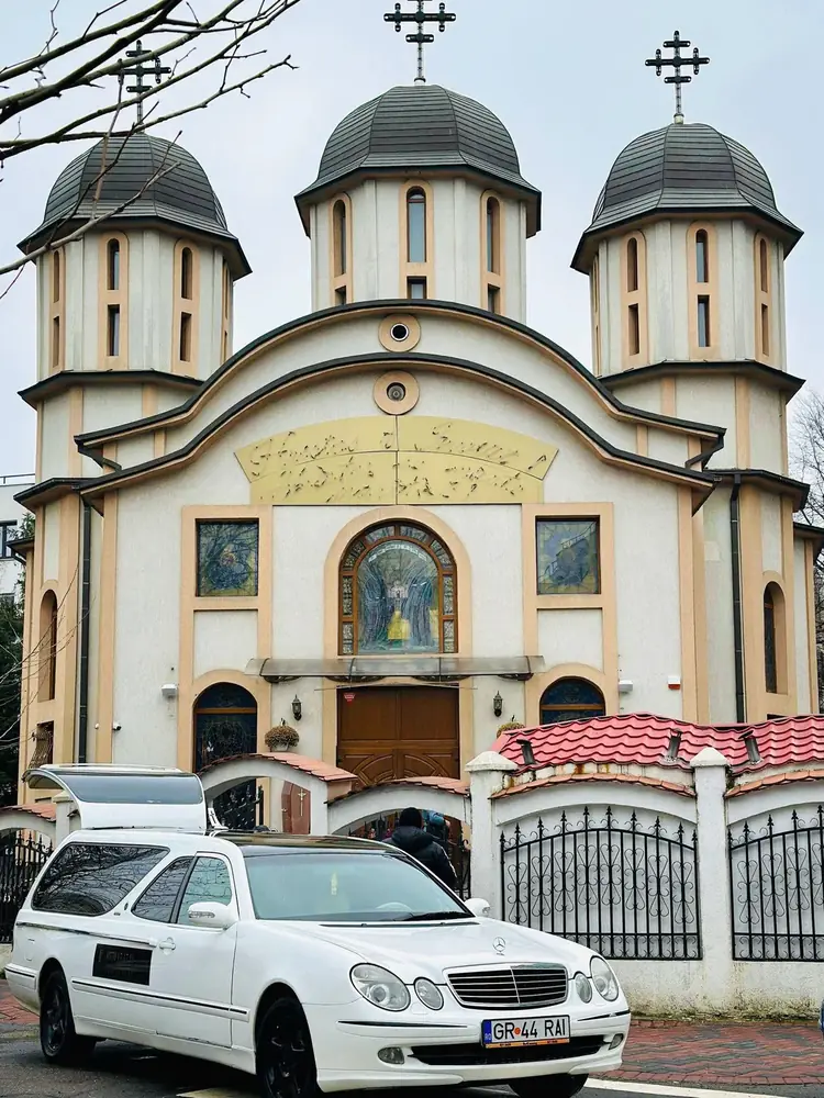 Dric in fata bisericii la o inmormantare
