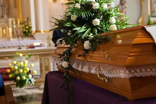 Sicriu cu flori in biserica